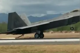 美军一架F-22战斗机空中突发紧急情况，罕见放下尾钩拦阻迫降图片
