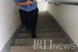 肩扛30斤大米爬上29楼送到居民家中，武汉辅警的战“疫”担当图片