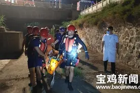 宝鸡千阳：女子凌晨醉酒跌落桥底 消防人员紧急救援图片