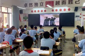 00后大学生设计《觉醒年代》双语课程，让小学生们深入感受家国情怀图片
