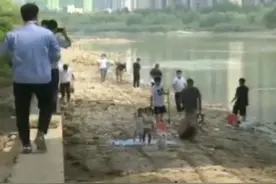 中牟多部门联合执法，疫情期贾鲁河沿岸钓鱼，当场没收渔具还罚款图片