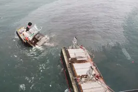 在日本海域搁浅的巴拿马籍货船船身断为两截 造成燃油泄漏图片
