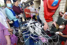 柳林镇路边发电机轰鸣，为群众提供手机充电等应急用电图片