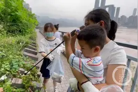 众市民自发在南滨路清理垃圾 倡导爱环境废弃物丢进垃圾箱图片