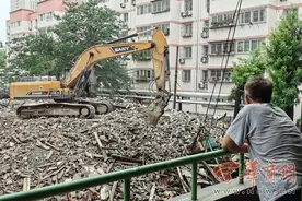 西安秦川社区70年高龄老楼被拆除 社区：属危楼，居民已搬离图片