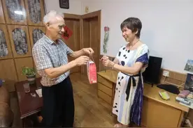 浪漫！结婚五十年，杭州“憨憨”丈夫第一次准备惊喜！你收到七夕礼物了吗？图片