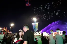 十年爱长跑！上海一男子用无人机求婚视频封面