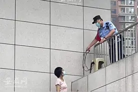 女子为救流浪猫，被困地铁站出入口玻璃平顶图片