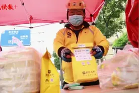 扬州外卖小哥：订单里都是居民最迫切的需求图片