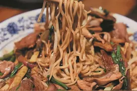 大雨还要接着下！18家门店 每天要卖上万碗面 杭州这家面馆靠的就是一手家传绝活图片