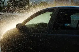 记者帮｜大雨中行车，不少车辆会亮起双跳灯，这样合规吗？图片