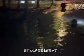 心疼！消防员雨天坐路边睡着了视频封面