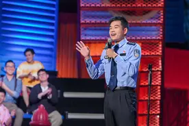 下班去说一段脱口秀？上海外滩执勤的交警小哥火了图片