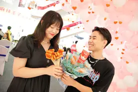 “心形辣条”陪你过七夕！经典零食迎来“新变化”图片