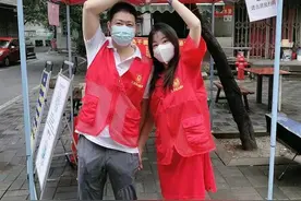 特别的“约会”：夫妻俩携手下沉社区，值守帐篷里过七夕图片