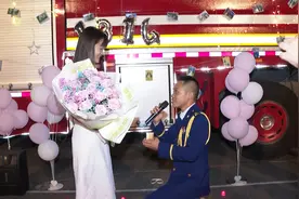 甜蜜七夕“烈火铁汉”筹备两年求婚成功图片