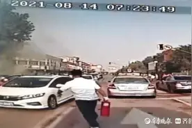 私家车路上突然自燃！济南多名公交司机提着灭火器就跑上前图片