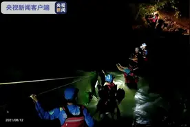 江西九龙沟突发山洪 6名游客被困山区图片