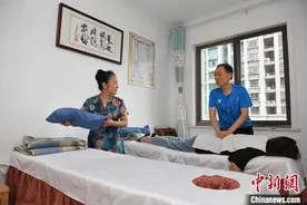 盲人夫妻看不见的爱情故事：用相濡以沫演绎“真情真爱”图片