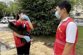 志愿“夫妻档”在同一小区参与防疫，她收到他送的玫瑰，眼泪夺眶而出图片