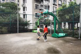 康桥镇让沉寂很久的篮球场再次响起拍球声图片