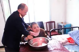陪伴是最长情的告白：道口工守护病妻24载书写“铁路爱情传奇”图片
