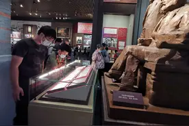 海淀永定路街道50名党员参观“不忘初心、牢记使命”大型主题展览图片