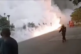 装28吨黄磷货车在四川汉源侧翻自燃：经紧急处置，当地空气质量稳定图片