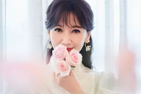 赵雅芝白色泡泡袖短裙细长美腿吸睛 持粉色玫瑰人比花娇图片