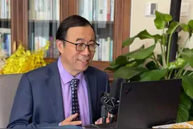 上身西服下穿红色短裤，这位清华博导隔离期间开会标配装“出圈”了！网友：哈哈哈人间真实图片