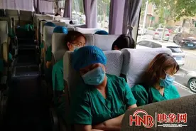 「河南“金牌”抗疫人」深深的勒痕，浸渍发白的双手 彰显了责任与担当图片