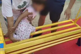 使用健身器材需当心！淄博三岁女童脚卡健身器材内 消防员紧急救助图片