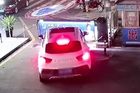 金湾男子倒车连撞两车，两车主却同时说：他没撞，是以前撞烂的图片