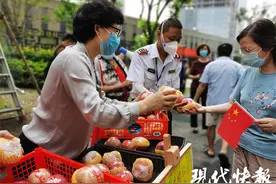 南京居民小区内一栋楼解封，邻居送来苹果祝“平平安安”图片