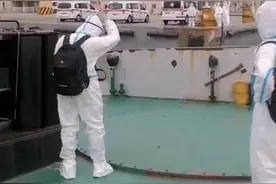 被困12天后，“弘进”轮最后9名船员撤离图片