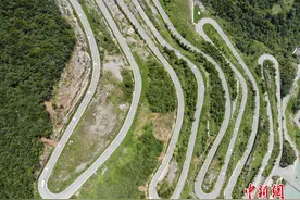 四川巴山大峡谷修50公里内环线为土家族村民建起“致富路”图片