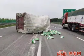 货车超载爆胎致车辆侧翻 8吨大米散落高速图片