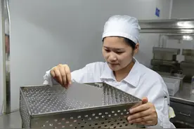 做步长的一束光图片