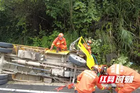 龙山：工程车发生侧翻 消防5分钟快速救援图片