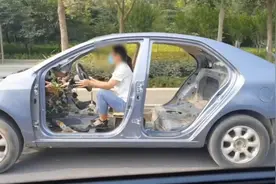 没门没窗没刹车没发动机 女子开“无动力空壳车”上路超淡定视频封面