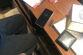 有蹊跷？妻子神色慌张跑宾馆开房不肯开门，丈夫和民警冲进房内…图片