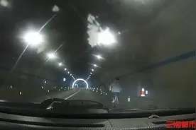 危险：两少年骑单车上高速，还进了隧道图片