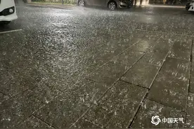 电闪雷鸣！北京遭短时强降雨侵袭 夜空如开启“闪光灯”图片