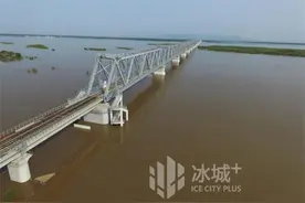 刚刚！连接中俄两国的首座跨江铁路大桥——同江中俄黑龙江铁路大桥铺轨贯通图片