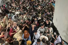 美军一架C-17爆塞800人？照片全球疯传图片