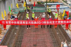 宜兴铁路首片梁浇筑完成图片