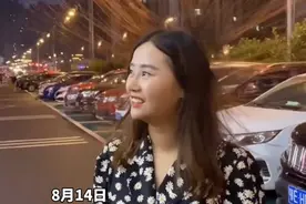 湖北女子逛街时头发突然根根竖起，宛如“孔雀开屏”图片