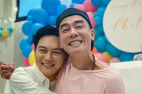 袁咏仪晒张智霖陈小春合照 吃醋调侃：抱的不是我图片