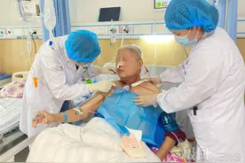 抽烟40年还爱喝点酒，男子患上喉癌图片