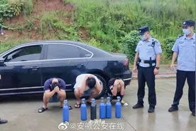 安庆：3男子车内吸笑气被民警抓个正着图片
